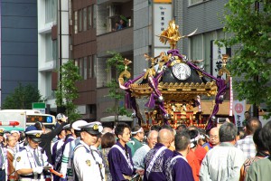 5月8日、下谷神社大祭の神輿列による交通規制