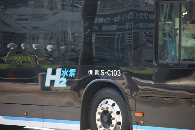 燃料電池バスのロゴが「H2 水素」に
