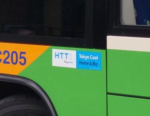 新たにバス車体に「HTT」のステッカーが貼られる