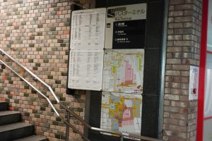 8月より順次新宿駅西口から地下への階段を閉鎖